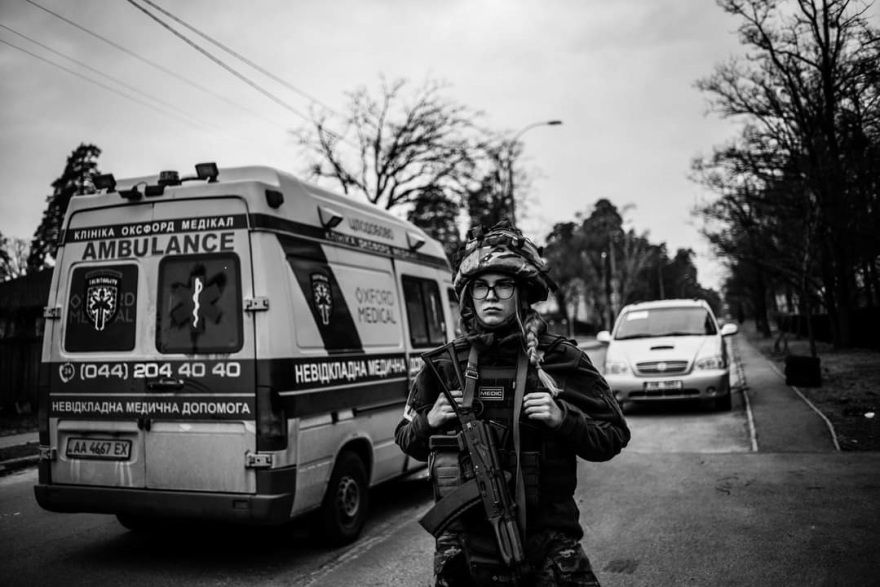 Πόλεμος στην Ουκρανία: Καλλονή Ουκρανή με το όπλο στα χέρια έτοιμη να πολεμήσει τους Ρώσους