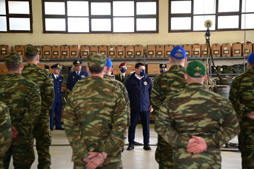 Χαρδαλιάς: Επισκέφθηκε την αεροπορική βάση Ελευσίνας - Δείτε φωτογραφίες