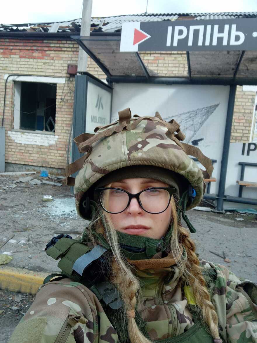 Πόλεμος στην Ουκρανία: Καλλονή Ουκρανή με το όπλο στα χέρια έτοιμη να πολεμήσει τους Ρώσους