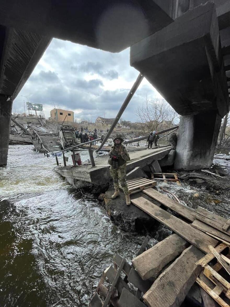 Πόλεμος στην Ουκρανία: Καλλονή Ουκρανή με το όπλο στα χέρια έτοιμη να πολεμήσει τους Ρώσους
