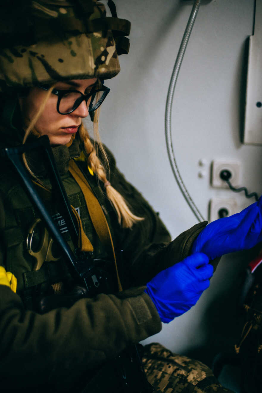 Πόλεμος στην Ουκρανία: Καλλονή Ουκρανή με το όπλο στα χέρια έτοιμη να πολεμήσει τους Ρώσους