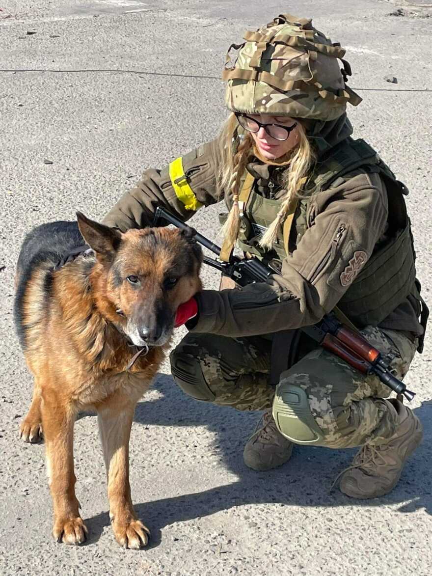 Πόλεμος στην Ουκρανία: Καλλονή Ουκρανή με το όπλο στα χέρια έτοιμη να πολεμήσει τους Ρώσους