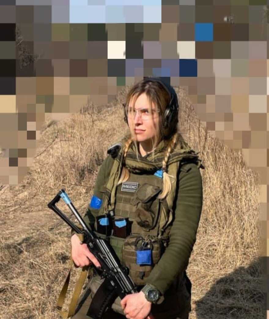 Πόλεμος στην Ουκρανία: Καλλονή Ουκρανή με το όπλο στα χέρια έτοιμη να πολεμήσει τους Ρώσους