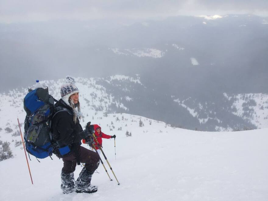 Πόλεμος στην Ουκρανία: Καλλονή Ουκρανή με το όπλο στα χέρια έτοιμη να πολεμήσει τους Ρώσους