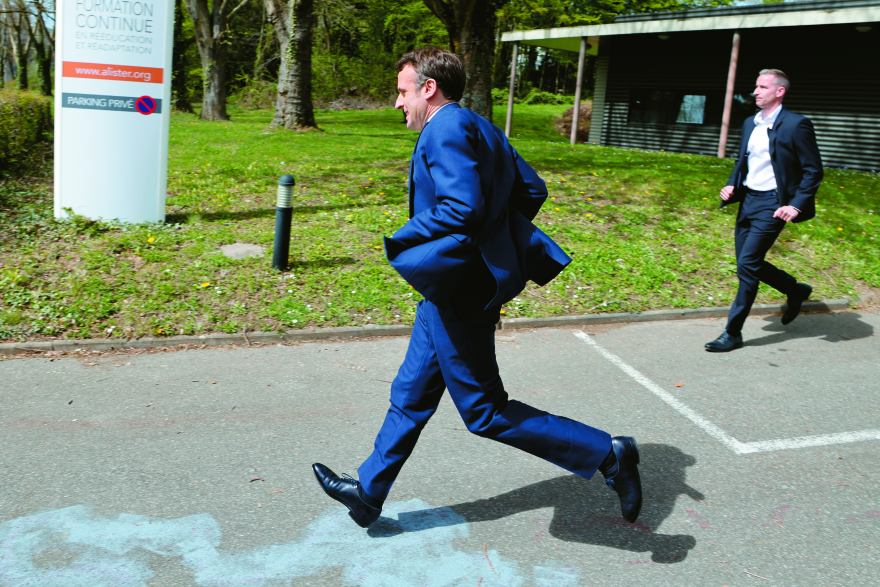 Μακρόν ή Λεπέν; Τι θα γίνει  αν εκλεγεί πρόεδρος στη Γαλλία ο Ευρωπαίος μεταρρυθμιστής ή... η φίλη του Πούτιν