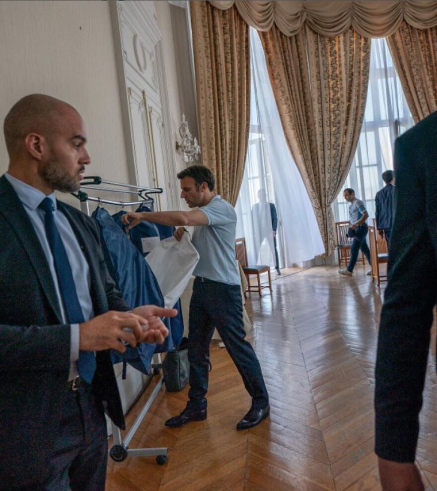 Μακρόν: Με ανοιχτό πουκάμισο που αποκαλύπτει το δασύτριχο στήθος του σε νέες «παρασκηνιακές» φωτογραφίες