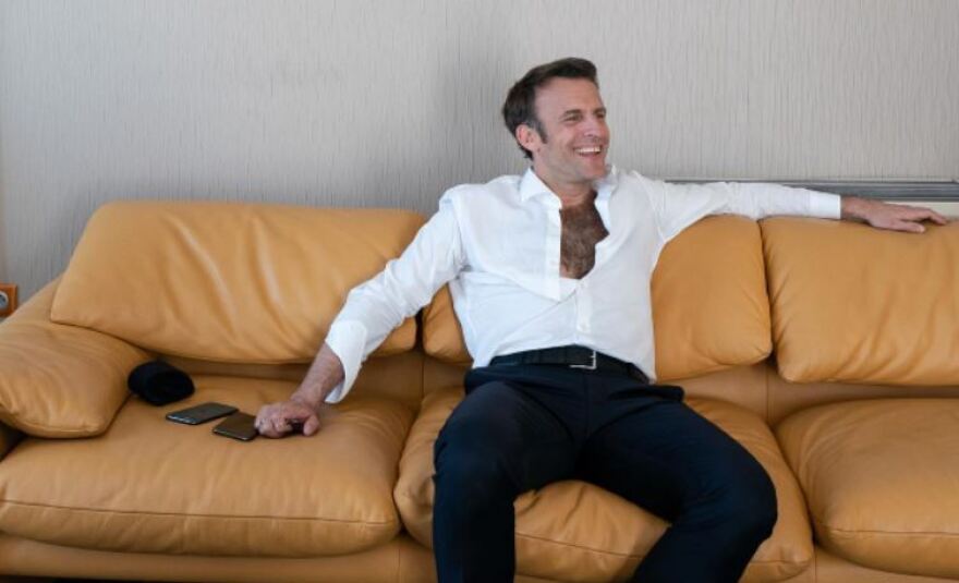 Μακρόν: Με ανοιχτό πουκάμισο που αποκαλύπτει το δασύτριχο στήθος του σε νέες «παρασκηνιακές» φωτογραφίες