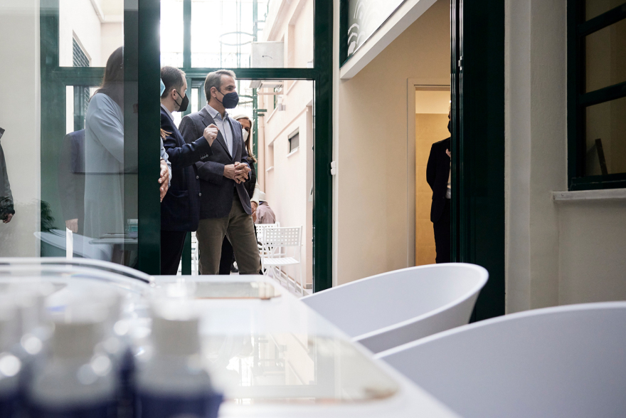 Ο Μητσοτάκης στο «STEKI 46» του ΟΚΑΝΑ, τον πρώτο χώρο εποπτευόμενης χρήσης ναρκωτικών στην Ελλάδα