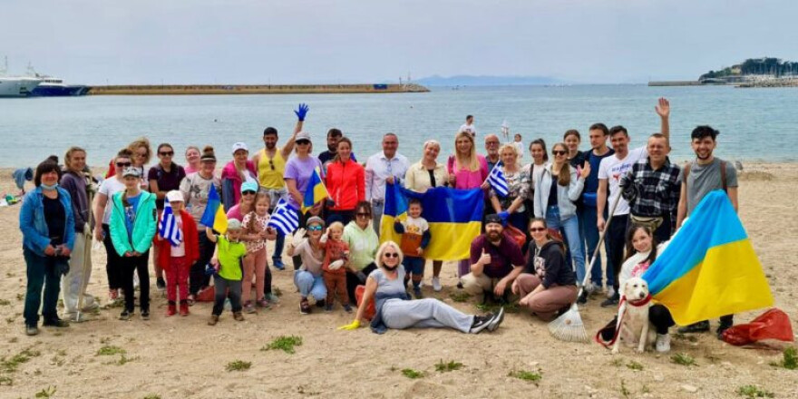 Καθαρίστηκε από Ουκρανούς πολίτες η παραλία του ΣΕΦ ως δείγμα ευγνωμοσύνης