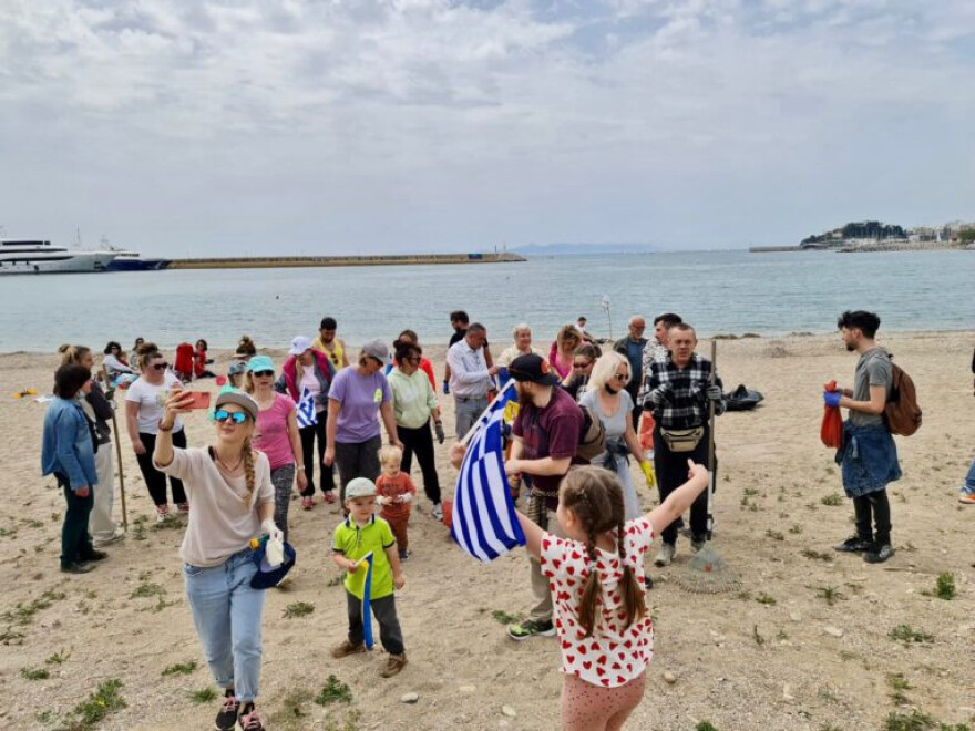 Καθαρίστηκε από Ουκρανούς πολίτες η παραλία του ΣΕΦ ως δείγμα ευγνωμοσύνης