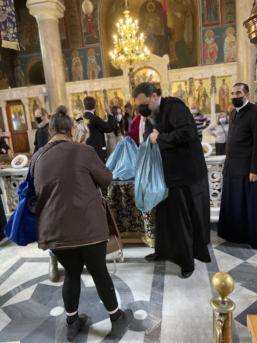 Ιερά Μητρόπολη Νέας Ιωνίας: Παρέδωσε «Δέματα Αγάπης» για το Πάσχα (φωτογραφίες)