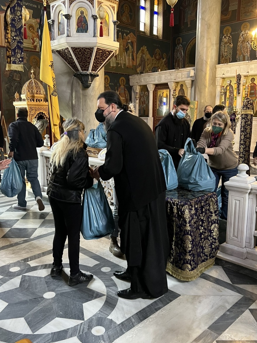 Ιερά Μητρόπολη Νέας Ιωνίας: Παρέδωσε «Δέματα Αγάπης» για το Πάσχα (φωτογραφίες)