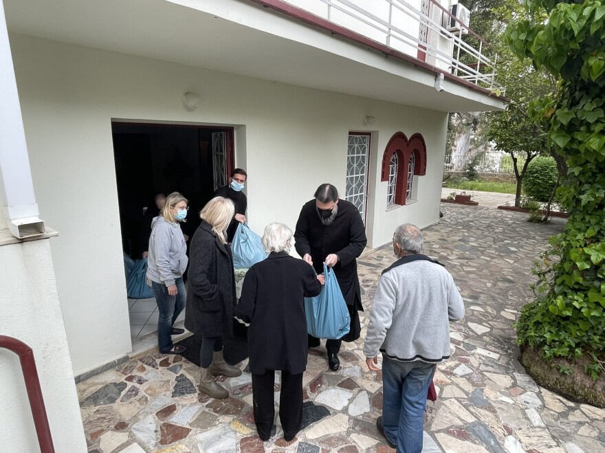 Ιερά Μητρόπολη Νέας Ιωνίας: Παρέδωσε «Δέματα Αγάπης» για το Πάσχα (φωτογραφίες)