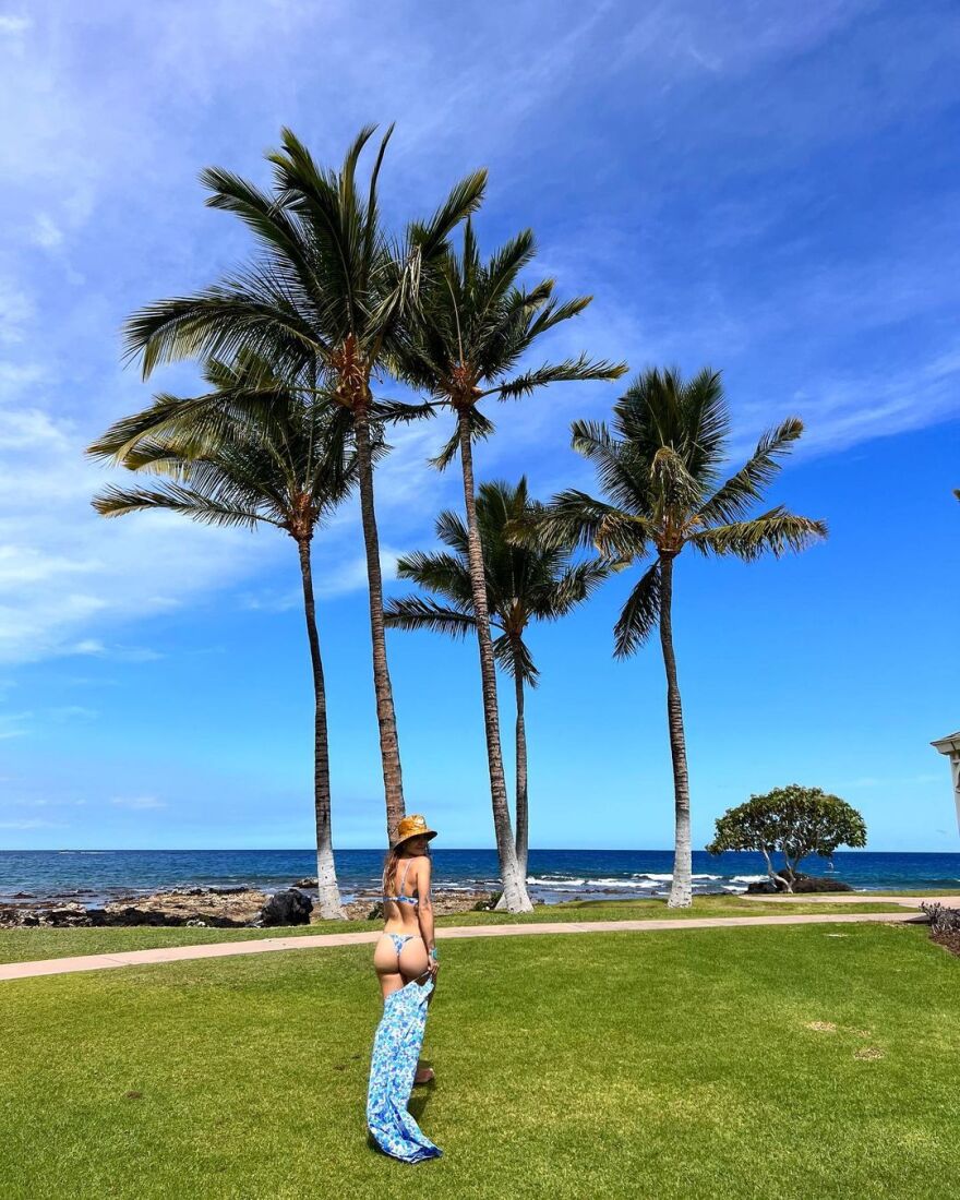 Η Ρίτα Όρα ποζάρει με μικροσκοπικό μπικίνι