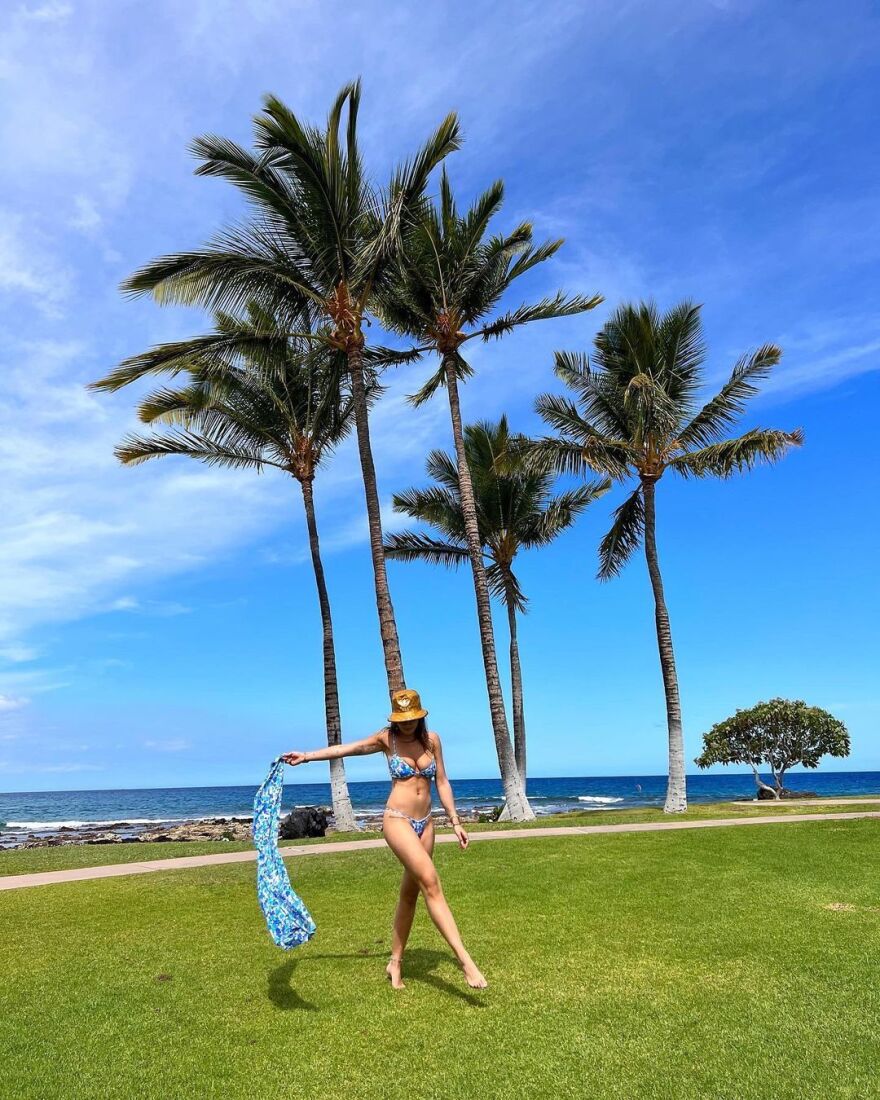 Η Ρίτα Όρα ποζάρει με μικροσκοπικό μπικίνι