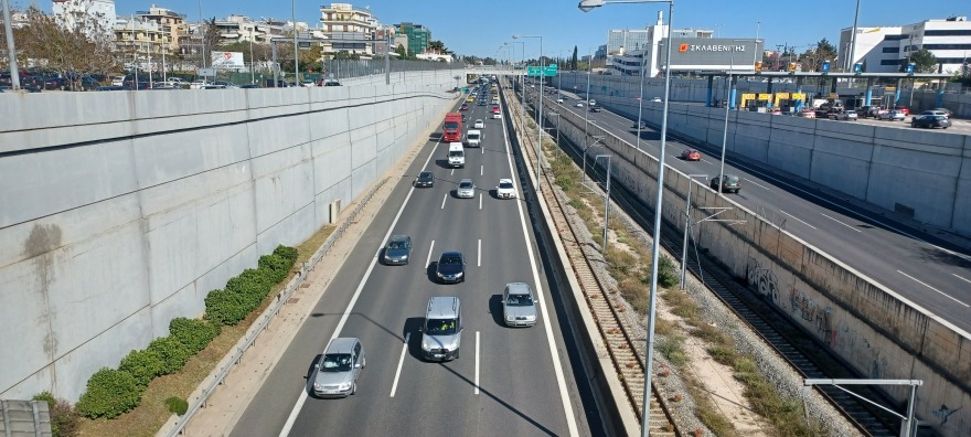 Κίνηση στους δρόμους: «Αδειάζει» η Αθήνα για Πάσχα - Μποτιλιάρισμα σε Αττική Οδό, Κηφισό και Κηφισίας