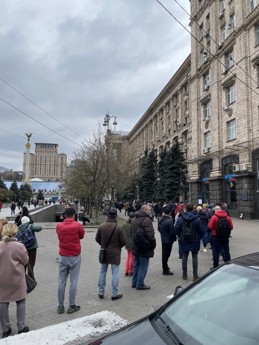 Πόλεμος στην Ουκρανία: Πολίτες σχηματίζουν ουρές για να αγοράσουν συλλεκτικά γραμματόσημα με το «Moskva»