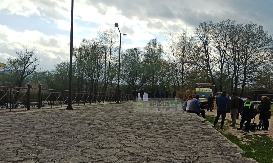 Κινητοποίηση στα Γιάννενα μετά τον εντοπισμό νεκρού άνδρα στη λίμνη