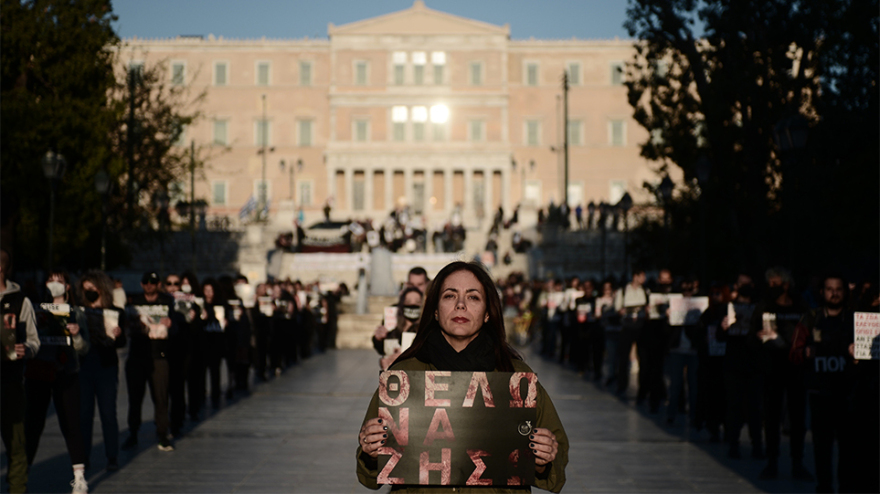Να σταματήσει το «βάρβαρο» έθιμο του σουβλίσματος του αρνιού, είπαν δεκάδες vegan στο Σύνταγμα