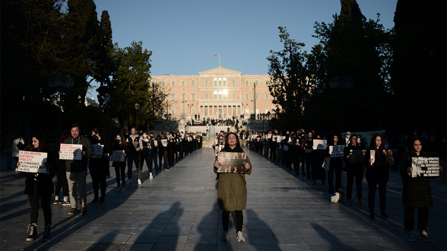 Να σταματήσει το «βάρβαρο» έθιμο του σουβλίσματος του αρνιού, είπαν δεκάδες vegan στο Σύνταγμα
