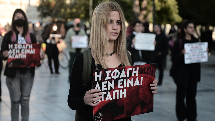 Να σταματήσει το «βάρβαρο» έθιμο του σουβλίσματος του αρνιού, είπαν δεκάδες vegan στο Σύνταγμα