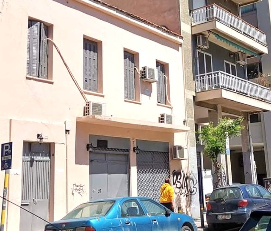 Αυτά είναι τα σπίτια-κολαστήρια που κρατούσε φυλακισμένη την 28χρονη ο Αλβανός προαγωγός