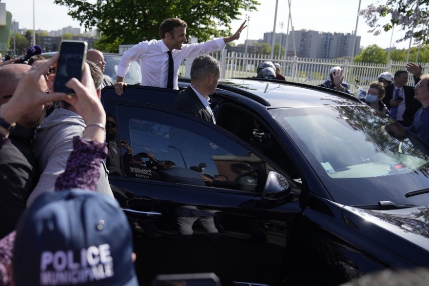 Γαλλικές εκλογές: Ο Μακρόν φορά γάντια πυγμαχίας και ξεκαθαρίζει ότι «τίποτα δεν έχει κριθεί» - Δείτε φωτογραφίες