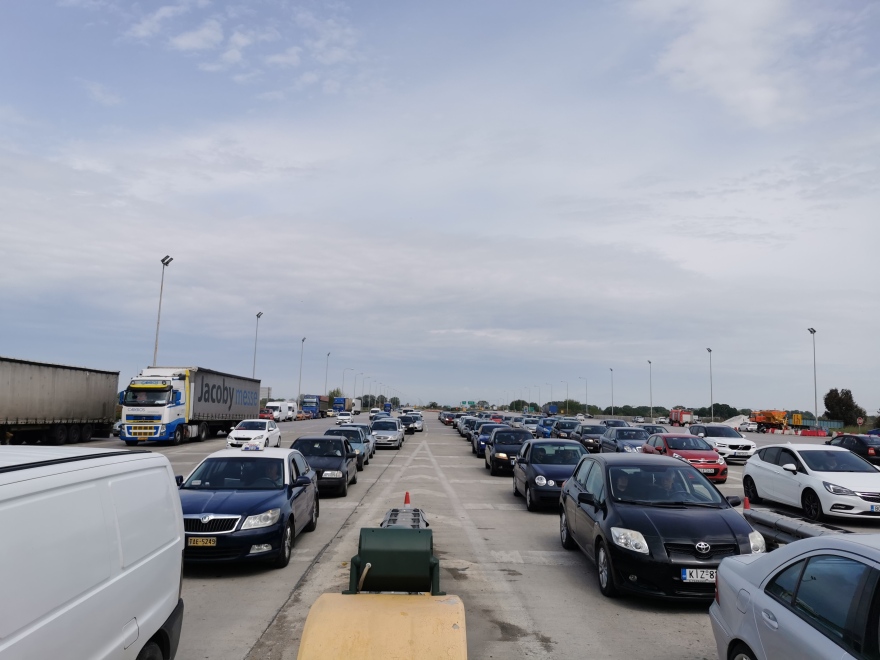 Έξοδος Πάσχα: Αδειάζει και η Θεσσαλονίκη, μεγάλες ουρές στα διόδια Μαλγάρων