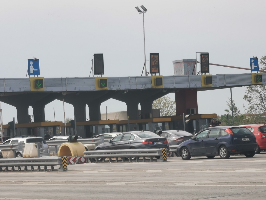 Έξοδος Πάσχα: Αδειάζει και η Θεσσαλονίκη, μεγάλες ουρές στα διόδια Μαλγάρων