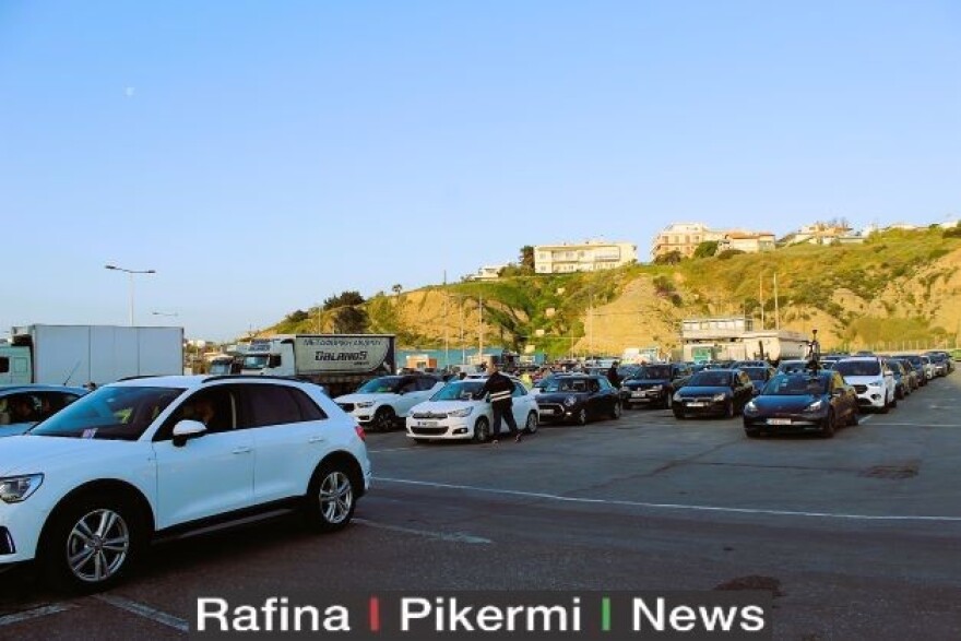 Έξοδος Πάσχα: Ουρές στα διόδια, γεμάτα τα ΚΤΕΛ, τα αεροπλάνα και τα τρένα 