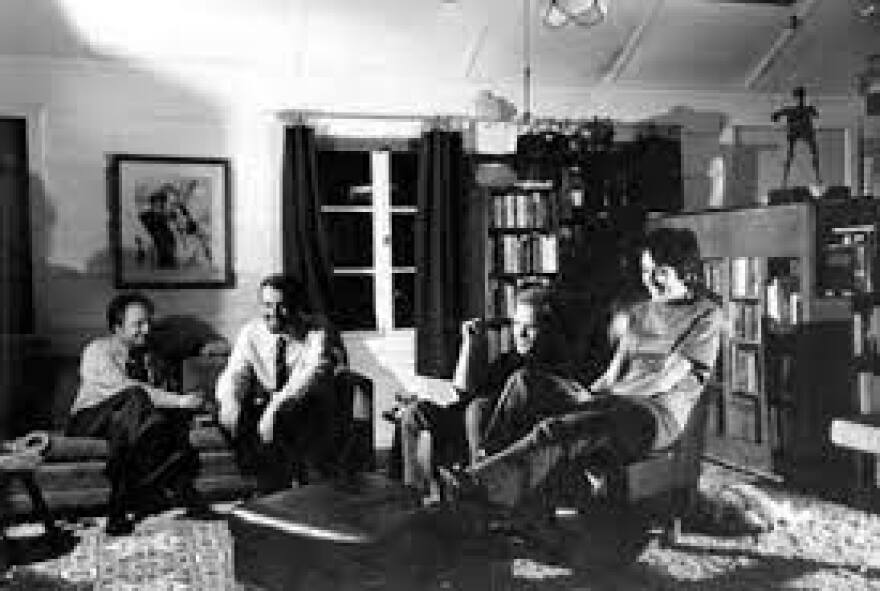 Ροβήρος Μανθούλης: Μια ζωή σαν μυθιστόρημα - Το άλμπουμ με τα πιο σημαντικά καρέ του