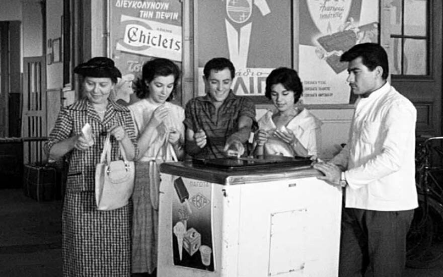 Ροβήρος Μανθούλης: Μια ζωή σαν μυθιστόρημα - Το άλμπουμ με τα πιο σημαντικά καρέ του