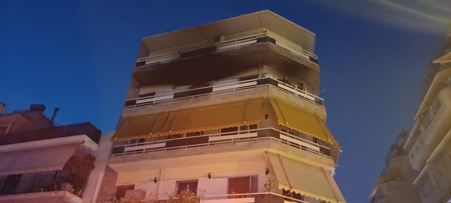 Φωτιά σε διαμέρισμα στον Νέο Κόσμο - Απεγκλωβίστηκε γυναίκα από τον 4ο όροφο