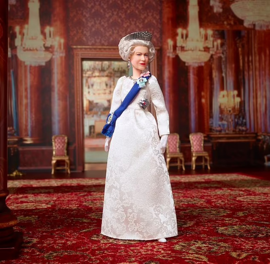 Βασίλισσα Ελισάβετ: Τώρα και σε κούκλα Barbie για το πλατινένιο ιωβηλαίο της