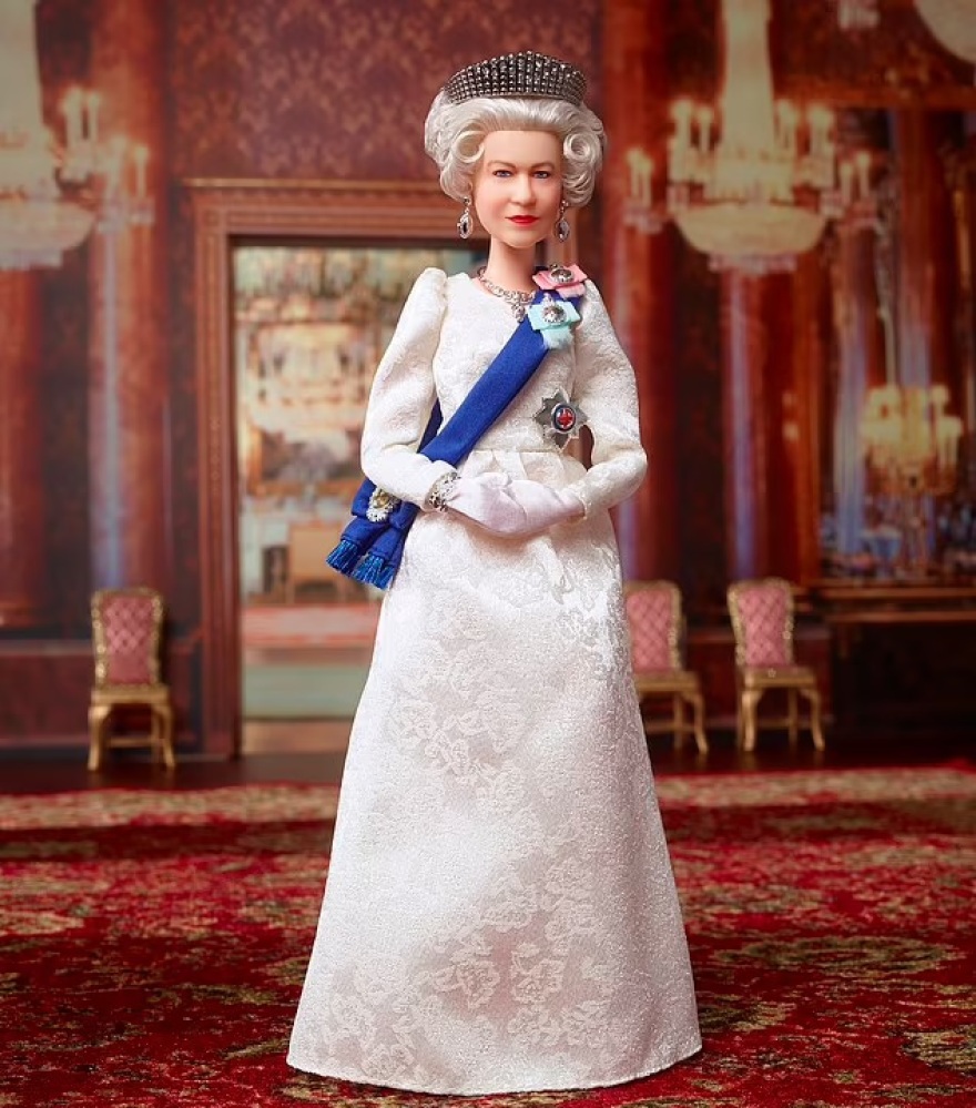 Βασίλισσα Ελισάβετ: Τώρα και σε κούκλα Barbie για το πλατινένιο ιωβηλαίο της