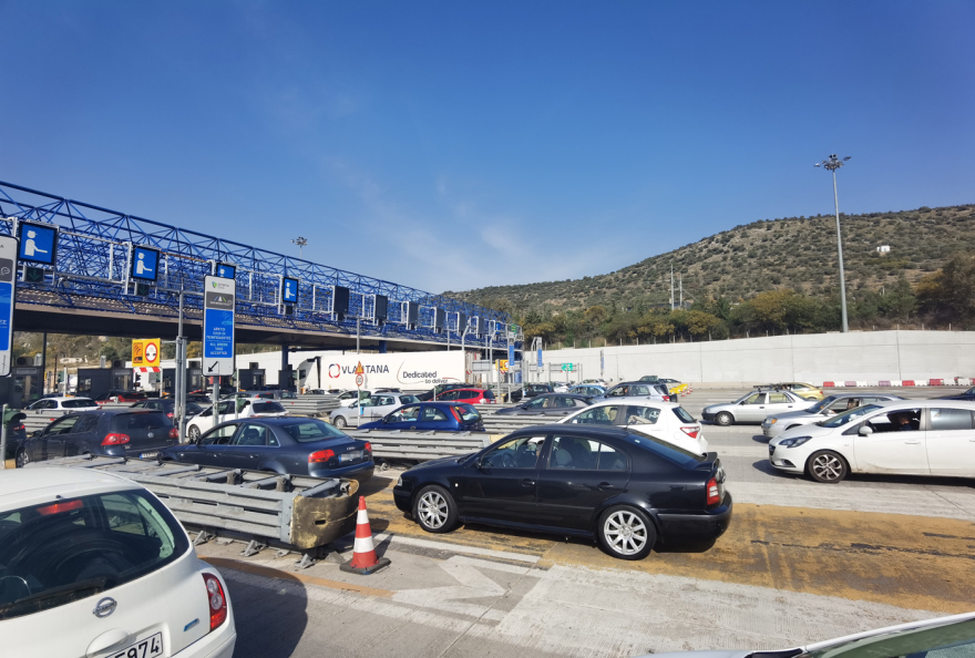 Έξοδος Πάσχα: Ουρές στα διόδια, γεμάτα τα ΚΤΕΛ, τα αεροπλάνα και τα τρένα 