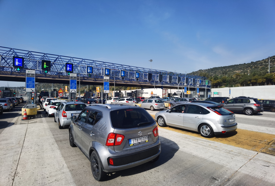 Έξοδος Πάσχα: Ουρές στα διόδια, γεμάτα τα ΚΤΕΛ, τα αεροπλάνα και τα τρένα 