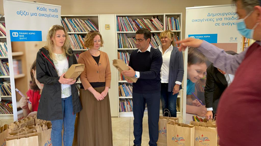 Το Μέγαρο Μαξίμου έστειλε λαμπάδες στους μικρούς φίλους των παιδικών χωριών SOS