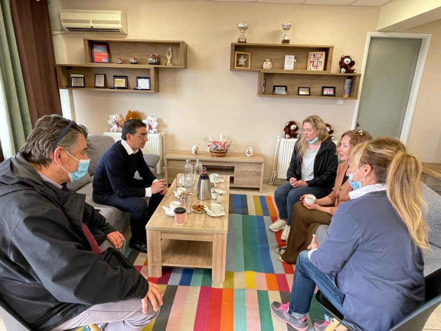 Το Μέγαρο Μαξίμου έστειλε λαμπάδες στους μικρούς φίλους των παιδικών χωριών SOS