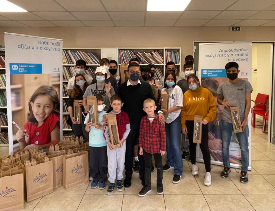 Το Μέγαρο Μαξίμου έστειλε λαμπάδες στους μικρούς φίλους των παιδικών χωριών SOS