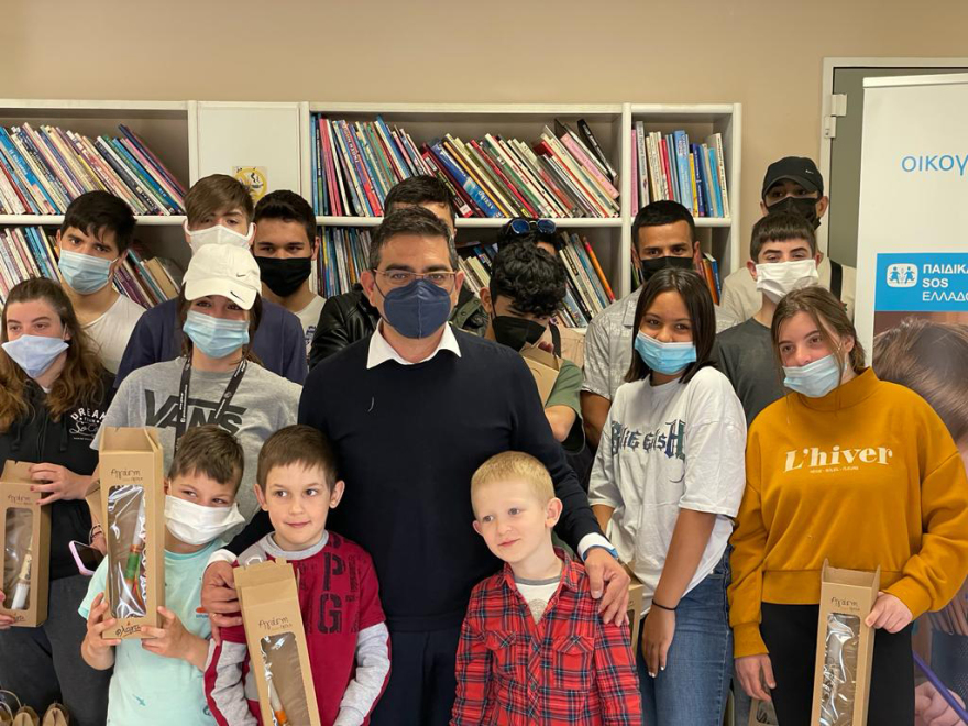 Το Μέγαρο Μαξίμου έστειλε λαμπάδες στους μικρούς φίλους των παιδικών χωριών SOS