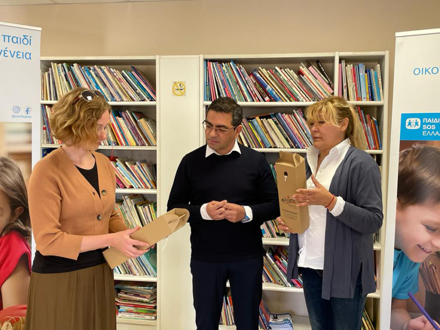 Το Μέγαρο Μαξίμου έστειλε λαμπάδες στους μικρούς φίλους των παιδικών χωριών SOS