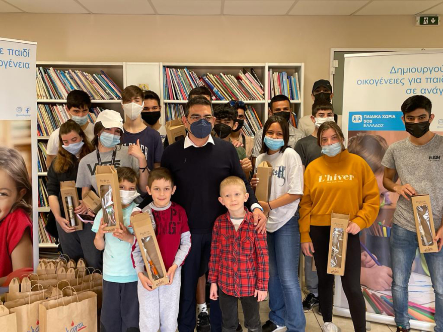 Το Μέγαρο Μαξίμου έστειλε λαμπάδες στους μικρούς φίλους των παιδικών χωριών SOS