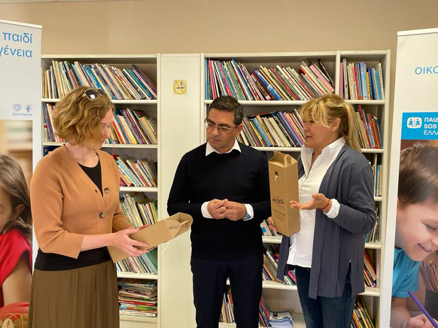 Το Μέγαρο Μαξίμου έστειλε λαμπάδες στους μικρούς φίλους των παιδικών χωριών SOS