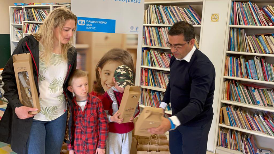 Το Μέγαρο Μαξίμου έστειλε λαμπάδες στους μικρούς φίλους των παιδικών χωριών SOS