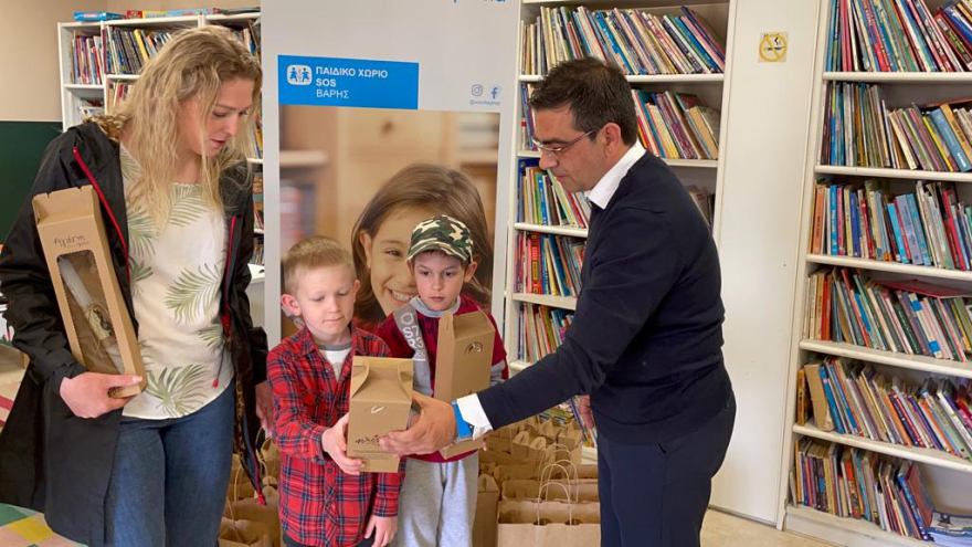 Το Μέγαρο Μαξίμου έστειλε λαμπάδες στους μικρούς φίλους των παιδικών χωριών SOS