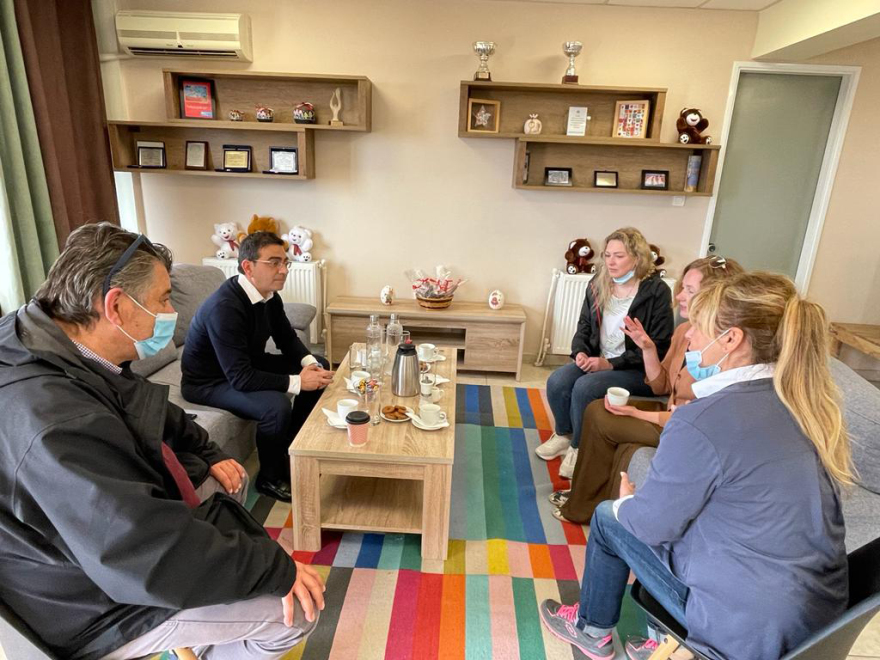 Το Μέγαρο Μαξίμου έστειλε λαμπάδες στους μικρούς φίλους των παιδικών χωριών SOS