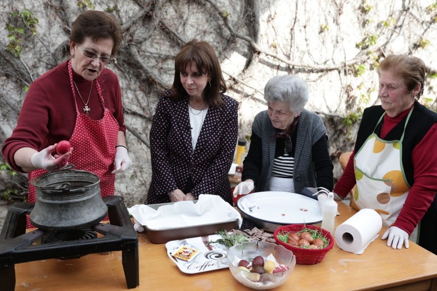 Το μυστικό για την βαφή των αβγών που αποκάλυψαν στην Σακελλαροπούλου γυναίκες από τη Θράκη