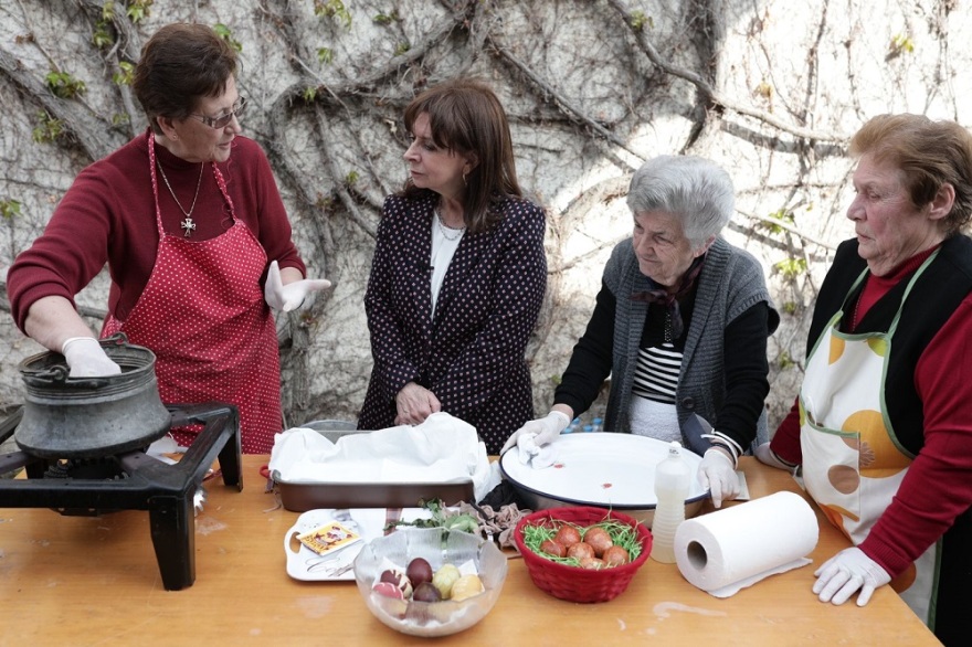 Το μυστικό για την βαφή των αβγών που αποκάλυψαν στην Σακελλαροπούλου γυναίκες από τη Θράκη