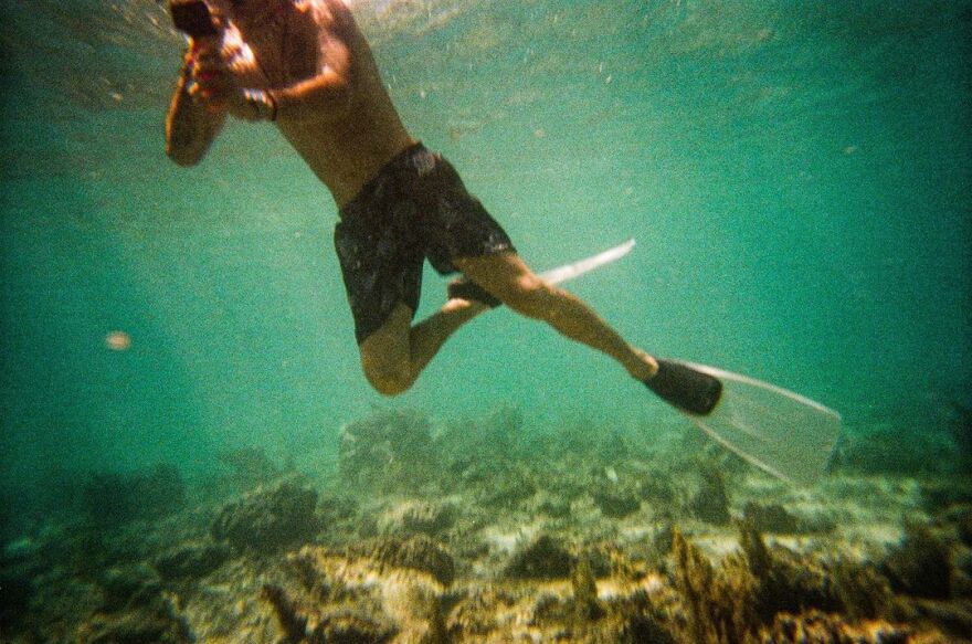 Ο Άγγελος Λάτσιος φωτογραφίζεται κάτω από το νερό